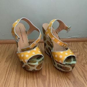 Chinese Laundry summer pineapple platforms sz 7.5
